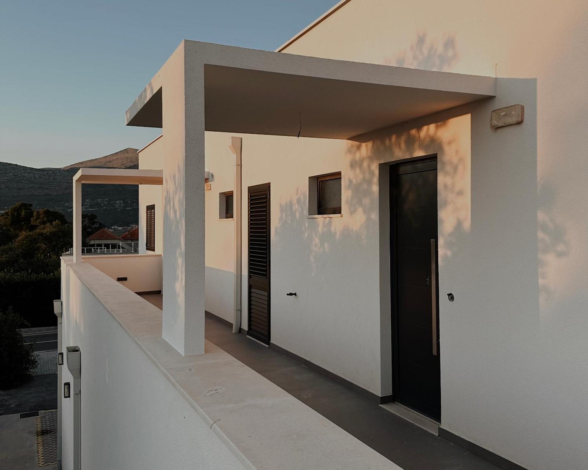 Dawn & Dusk - Modern Two Bedroom Apartment With Mountain Views Čilipi المظهر الخارجي الصورة